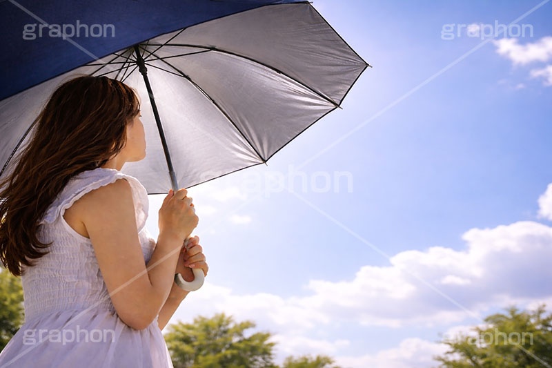 紫外線,UV,日差し,日傘,傘,日焼け,日焼け止め,日焼け対策,日光,太陽,対策,人物,女性,モデル,夏,猛暑,暑い,残暑,サマー,summer,umbrella,AI生成素材