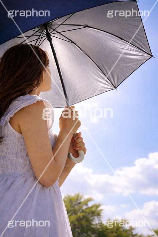 紫外線,猛暑,日焼け,日傘,傘,日焼け止め,日焼け対策,日差し,UV,日光,太陽,対策,人物,女性,モデル,夏,暑い,残暑,サマー,summer,umbrella,AI生成素材