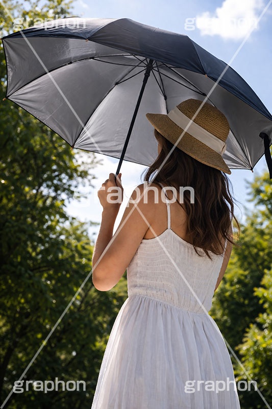 紫外線,日傘,猛暑,日焼け,傘,日焼け止め,日焼け対策,日差し,UV,日光,太陽,対策,人物,女性,モデル,夏,暑い,残暑,サマー,summer,umbrella,AI生成素材