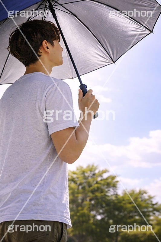 紫外線,日焼け対策,日傘,傘,日焼け,日焼け止め,日差し,UV,日光,太陽,対策,人物,男性,モデル,夏,猛暑,暑い,残暑,サマー,summer,umbrella,AI生成素材