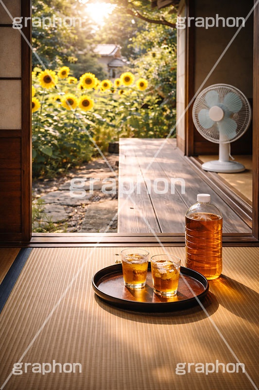 縁側で麦茶,実家,夏休み,麦茶,清涼,風物詩,縁側,田舎,ヒマワリ,ひまわり,向日葵,ミネラル,ボトル,グラス,お盆,食器,夏,サマー,飲み物,ドリンク,drink,summer,drink,AI生成素材