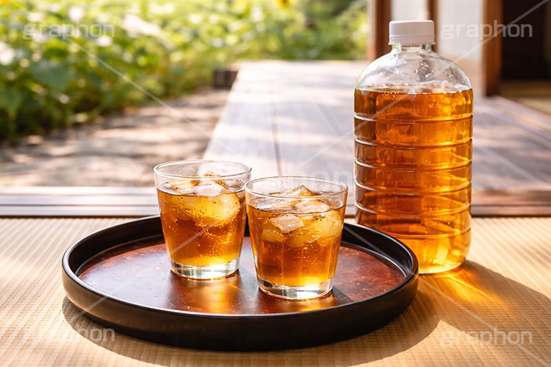 縁側で麦茶,実家,夏休み,麦茶,清涼,風物詩,縁側,田舎,ヒマワリ,ひまわり,向日葵,ミネラル,ボトル,グラス,お盆,食器,夏,サマー,飲み物,ドリンク,drink,summer,drink,AI生成素材
