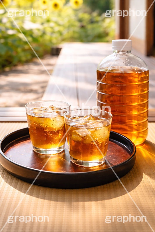 縁側で麦茶,実家,夏休み,麦茶,清涼,風物詩,縁側,田舎,ヒマワリ,ひまわり,向日葵,ミネラル,ボトル,グラス,お盆,食器,夏,サマー,飲み物,ドリンク,drink,summer,drink,AI生成素材