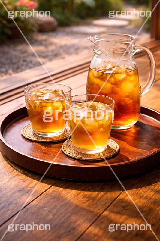 縁側で麦茶,清涼,田舎,風物詩,麦茶,縁側,実家,夏休み,ミネラル,ボトル,グラス,お盆,食器,夏,サマー,飲み物,ドリンク,drink,summer,drink,AI生成素材