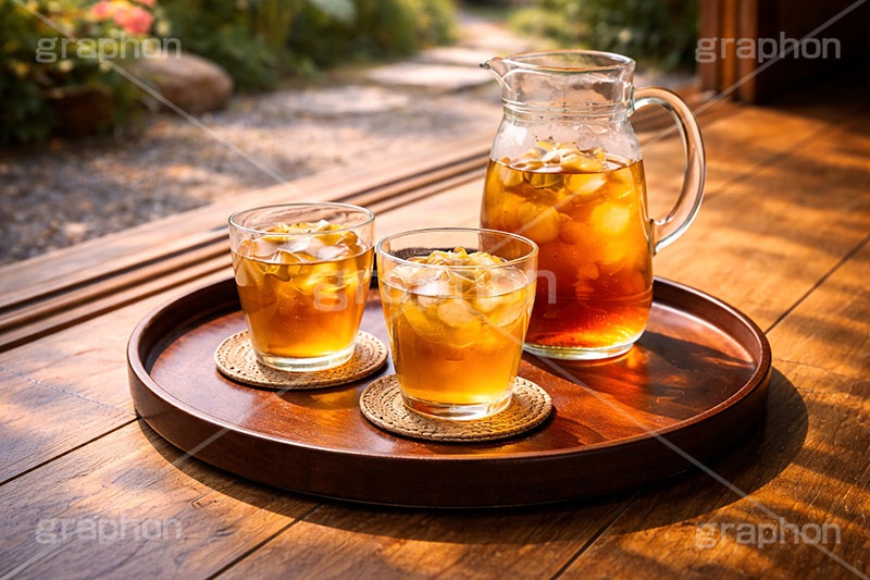 縁側で麦茶,清涼,田舎,風物詩,麦茶,縁側,実家,夏休み,ミネラル,ボトル,グラス,お盆,食器,夏,サマー,飲み物,ドリンク,drink,summer,drink,AI生成素材