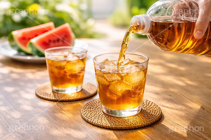 夏は麦茶,風物詩,夏休み,麦茶,清涼,注ぐ,田舎,実家,ミネラル,ボトル,グラス,食器,夏,サマー,すいか,スイカ,西瓜,飲み物,ドリンク,drink,summer,drink,AI生成素材