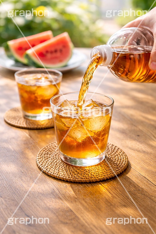 夏は麦茶,風物詩,夏休み,麦茶,清涼,注ぐ,田舎,実家,ミネラル,ボトル,グラス,食器,夏,サマー,すいか,スイカ,西瓜,飲み物,ドリンク,drink,summer,drink,AI生成素材