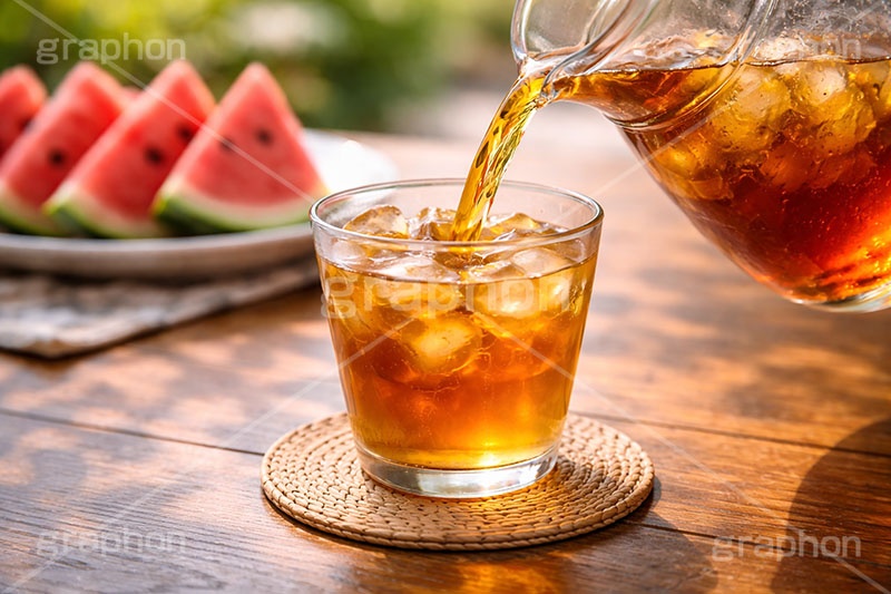 夏は麦茶,清涼,夏,麦茶,風物詩,夏休み,注ぐ,田舎,実家,ミネラル,ボトル,グラス,食器,サマー,すいか,スイカ,西瓜,飲み物,ドリンク,drink,summer,drink,AI生成素材