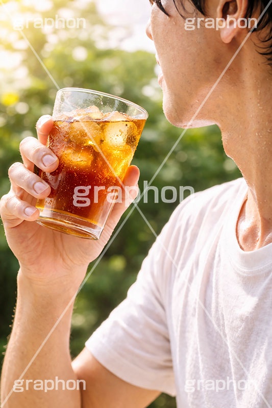 暑い日は麦茶,清涼,風物詩,麦茶,暑い,猛暑,汗,ミネラル,グラス,夏,サマー,飲み物,ドリンク,男性,青年,人物,drink,summer,drink,AI生成素材