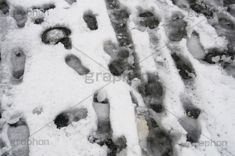 道路に積もる雪,雪,ゆき,積,足跡,跡,冬,道路,アスファルト,滑る,積雪,snow,winter