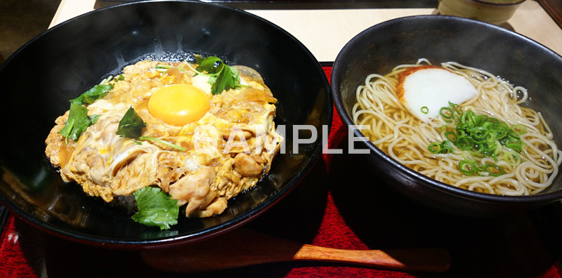 ソバ,蕎麦,そば,だし,出汁,ダシ,蕎麦粉,日本料理,日本食,和食,つゆ,蕎麦汁,茹,親子丼,炭水化物,セット,麺料理,麺類,湯気,スマホ撮影,japan