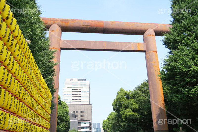 靖国神社みたままつり,みたままつり,まつり,祭り,夏祭り,灯ろう,灯篭,灯籠,ちょうちん,提灯,靖国神社,神社,靖国,東京招魂社,参拝,お参り,日本,政治,政府,問題,国際問題,国際,総理大臣,大臣,九段下,九段北,九段坂,坂上,鳥居,大鳥居,shrine,japan,千代田区