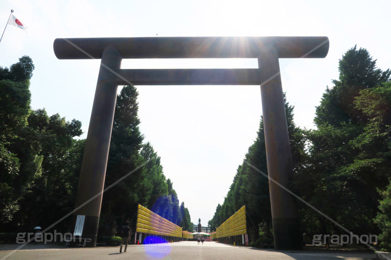 靖国神社みたままつり,みたままつり,まつり,祭り,夏祭り,灯ろう,灯篭,灯籠,ちょうちん,提灯,靖国神社,神社,靖国,東京招魂社,参拝,お参り,日本,政治,政府,問題,国際問題,国際,総理大臣,大臣,九段下,九段北,九段坂,坂上,鳥居,大鳥居,shrine,japan,千代田区