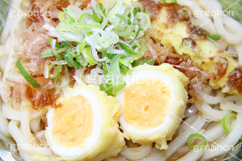 ちくわ天冷やしうどん,ちくわ,天ぷら,玉子,たまご,揚げ,うどん,饂飩,ウドン,だし,出汁,ダシ,小麦粉,日本料理,日本食,和食,つゆ,麺料理,麺類,コンビニ,冷やし,ねぎ,夏,サマー,summer,japan