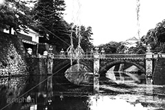 皇居の橋(モノクロ),モノクロ,白黒,しろくろ,モノクローム,単色画,単彩画,単色,皇居