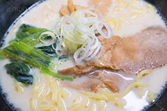 とんこつラーメン,豚骨ラーメン,ラーメン,らーめん,麺,麺類,中華麺,麺料理,国民食,日本拉麺,Ramen,Chinese noodles,豚骨,とんこつ,中華,こってり,コッテリ,クリーミー,ほうれんそう,ホウレンソウ,ほうれん草,ねぎ,ネギ,メンマ,めんま,チャーシュー,湯気,あったか