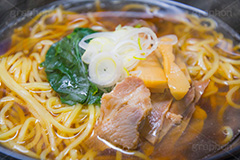 しょうゆラーメン,醤油ラーメン,ラーメン,らーめん,麺,麺類,中華麺,麺料理,国民食,日本拉麺,しょうゆ,醤油,中華そば,湯気,チャーシュー,焼き豚,焼豚,ホウレンソウ,ほうれん草,ねぎ,ネギ,スープ,Ramen,Chinese noodles