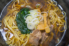 しょうゆラーメン,醤油ラーメン,ラーメン,らーめん,麺,麺類,中華麺,麺料理,国民食,日本拉麺,しょうゆ,醤油,中華そば,湯気,チャーシュー,焼き豚,焼豚,ホウレンソウ,ほうれん草,ねぎ,ネギ,スープ,Ramen,Chinese noodles