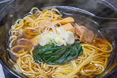 しょうゆラーメン,醤油ラーメン,ラーメン,らーめん,麺,麺類,中華麺,麺料理,国民食,日本拉麺,しょうゆ,醤油,中華そば,湯気,チャーシュー,焼き豚,焼豚,ホウレンソウ,ほうれん草,ねぎ,ネギ,スープ,Ramen,Chinese noodles