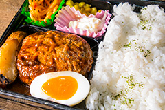 ハンバーグ弁当,半熟卵,たまご,ハンバーグ,バーグ,肉,ポテト,スパゲッティ,コーン,ポテサラ,ポテトサラダ,付け合わせ,弁当,べんとう,コンビニ,惣菜,焼き,洋食,ご飯,ごはん,白飯,hamburg,rice