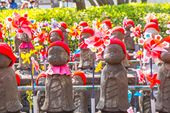 千躰子育地蔵尊,増上寺,芝公園,浄土宗,地蔵,お地蔵さん,子育て,安産,子供,こども,祈願,頭巾,赤い頭巾,風車,並ぶ,多い,大量,寺院,寺,参拝,重要文化財,文化財,港区,japan,temple,和