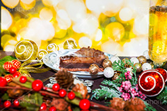 クリスマスパーティー,クリスマス,パーティー,CHRISTMAS,party,candle,キャンドル,オーナメント,ケーキ,チョコレート,チョコ,chocolate,wine,cake,dinner,illumination,イルミネーション,スパークリングワイン,ワイン,松ぼっくり,ディナー,キラキラ,スイーツ,デザート,dessert,winter,冬