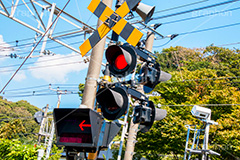 踏切,ふみきり,線路沿い,鉄道,電車/鉄道,交通,標識,ルール,マナー,事故,事件,遅延,ニュース,標示,注意,青空,train