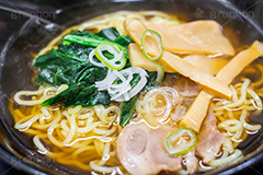 醤油ラーメン,しょうゆラーメン,ラーメン,らーめん,麺,麺類,中華麺,麺料理,国民食,日本拉麺,しょうゆ,醤油,中華そば,湯気,チャーシュー,焼き豚,焼豚,ホウレンソウ,ほうれん草,ねぎ,ネギ,スープ,メンマ,Ramen,Chinese noodles