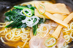 醤油ラーメン,しょうゆラーメン,ラーメン,らーめん,麺,麺類,中華麺,麺料理,国民食,日本拉麺,しょうゆ,醤油,中華そば,湯気,チャーシュー,焼き豚,焼豚,ホウレンソウ,ほうれん草,ねぎ,ネギ,スープ,メンマ,Ramen,Chinese noodles