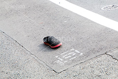 道路に落ちた片方のサンダル,道路,落ち,片方,サンダル,謎,なぞ,アスファルト,汚れ,原因,落し物