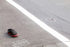 道路に落ちた片方のサンダル,道路,落ち,片方,サンダル,謎,なぞ,アスファルト,汚れ,原因,落し物