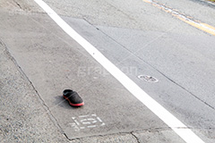 道路に落ちた片方のサンダル,道路,落ち,片方,サンダル,謎,なぞ,アスファルト,汚れ,原因,落し物