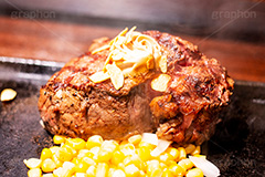 ヒレステーキ,ヒレ,ステーキ,鉄板,肉,肉食,meat,steak,corn,garlic,beef,ビーフ,湯気,あつあつ,熱々,コーン,牛肉,焦げ,焼き,にんにく,ニンニク,ガーリック,レア,スタミナ,洋食