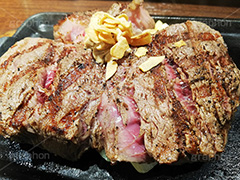 ステーキ,鉄板,肉,肉食,meat,steak,garlic,beef,ビーフ,湯気,あつあつ,熱々,牛肉,焦げ,焼き,にんにく,ニンニク,ガーリック,レア,脂,脂質,スマホ撮影,スタミナ,洋食