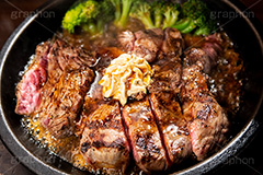 ステーキ,鉄板,肉,肉食,meat,steak,garlic,beef,broccoli,ブロッコリー,ビーフ,湯気,あつあつ,熱々,牛肉,焦げ,焼き,にんにく,ニンニク,ガーリック,レア,脂,脂質,スタミナ,タレ,たれ,ソース,洋食