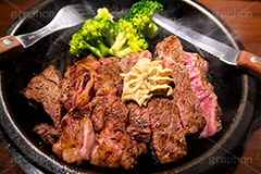 ステーキ,鉄板,肉,肉食,meat,steak,garlic,beef,broccoli,ブロッコリー,ビーフ,湯気,あつあつ,熱々,牛肉,焦げ,焼き,にんにく,ニンニク,ガーリック,レア,脂,脂質,スタミナ,knife,fork,ナイフ,フォーク,洋食