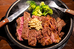 ステーキ,鉄板,肉,肉食,meat,steak,garlic,beef,broccoli,ブロッコリー,ビーフ,湯気,あつあつ,熱々,牛肉,焦げ,焼き,にんにく,ニンニク,ガーリック,レア,脂,脂質,スタミナ,knife,fork,ナイフ,フォーク,洋食