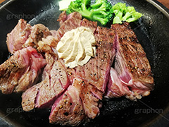 ステーキ,鉄板,肉,肉食,meat,steak,garlic,beef,broccoli,ブロッコリー,ビーフ,湯気,あつあつ,熱々,牛肉,焦げ,焼き,にんにく,ニンニク,ガーリック,レア,脂,脂質,スタミナ,スマホ撮影,洋食