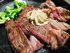 ステーキ,鉄板,肉,肉食,meat,steak,garlic,beef,broccoli,ブロッコリー,ビーフ,湯気,あつあつ,熱々,牛肉,焦げ,焼き,にんにく,ニンニク,ガーリック,レア,脂,脂質,スタミナ,スマホ撮影,洋食