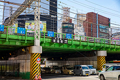 西武新宿駅前,西武新宿,駅,駅前,高架,高架下,ガード下,線路,鉄道,交差点,駅ビル,新宿,新宿区,JR,SS01,歌舞伎町,shinjuku,西新宿,繁華街,青空,フルサイズ撮影