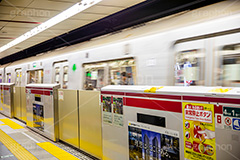 駅のホーム,駅,ホーム,電車,通勤,通学,マナー,ルール,黄色い線,ホームドア,ドア,安全,注意,大門,大江戸線,地下鉄,フルサイズ撮影,電車/鉄道,train,rule,manner