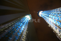 2本のスカイツリー,スカイツリー,東京スカイツリー,TOKYO SKYTREE,墨田区,押上,電波塔,634,634メートル,634m,塔,夜,ライトアップ,粋,ブルー,青,不思議,おもしろ写真,面白写真,2本,２本,映,真下,見上げ,tower,japan,タワー