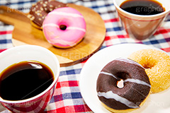 ドーナツ,コーヒー,珈琲,coffee,donut,sugar,chocolate,POP,ポップ,スイーツ,甘い,砂糖,チョコ,チョコレート,菓子,お菓子,おやつ,甘味,甘い,お茶会,ストロベリー,フルサイズ撮影,まな板