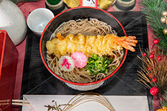 年越しそば,年越し蕎麦,３１日,年越し,大晦日,年末,ソバ,蕎麦,そば,だし,出汁,ダシ,蕎麦粉,日本料理,日本食,和食,つゆ,蕎麦汁,茹,えび,海老,海老天,えび天,てんぷら,天ぷら,ねぎ,麺料理,麺類,年の瀬,正月,お正月,ナルト,なると,寿,めでたい,湯気,箸,割り箸,紅白,フルサイズ撮影,とっくり,徳利,日本酒,酒,japan