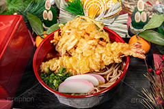 年越しそば,年越し蕎麦,３１日,年越し,大晦日,年末,ソバ,蕎麦,そば,だし,出汁,ダシ,蕎麦粉,日本料理,日本食,和食,つゆ,蕎麦汁,茹,えび,海老,海老天,えび天,てんぷら,天ぷら,かき揚げ,ねぎ,麺料理,麺類,年の瀬,正月,お正月,みかん,門松,重箱,おせち,蒲鉾,かまぼこ,カマボコ,紅白,japan,フルサイズ撮影