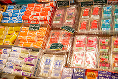 駄菓子屋さん,駄菓子,菓子,かし,おやつ,懐かし,こども,子供,駄菓子屋,間食,雑菓子,お菓子,たくさん,並ぶ,風情,ラムネ,キャンディ,安い,japan,candy,フルサイズ撮影