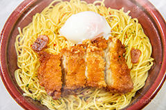 チキンのペペロンチーノ,ペペロンチーノ,ペペロンチーニ,パスタ,鶏,チキン,唐辛子,ガーリック,にんにく,ニンニク,コンビニ,スパゲティ,洋食,麺料理,麺類,温泉卵,卵,半熟,pasta,フルサイズ撮影