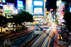 渋谷スクランブル交差点,渋谷,しぶや,ハチ公,観光,交差点,渋谷駅,駅前,スクランブル,外国人,海外,道玄坂,横断歩道,信号,雑踏,都会の雑踏,夜,夜景,光線,光跡,レーザービーム,繫華街,夜の街,夜の町,shibuya,japan,フルサイズ撮影