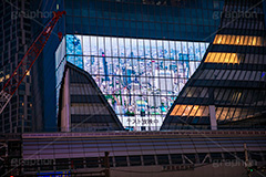 再開発中の夜の渋谷,渋谷,しぶや,駅前,夜,夜景,渋谷スクランブルスクエア,スクランブルスクエア,渋谷大工事,オフィスビル,高層ビル,建設,building,shibuya,japan,開発,工事,都市開発,再開発,2020,テスト,試験,テスト放映,デジタルサイネージ,モニタ,映像,広告,フルサイズ撮影