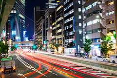 再開発中の夜の渋谷,渋谷,しぶや,駅前,夜,夜景,道路,車,渋谷大工事,建設,開発,工事,都市開発,再開発,光線,光跡,レーザービーム,繫華街,夜の街,夜の町,2020,フルサイズ撮影,shibuya,japan